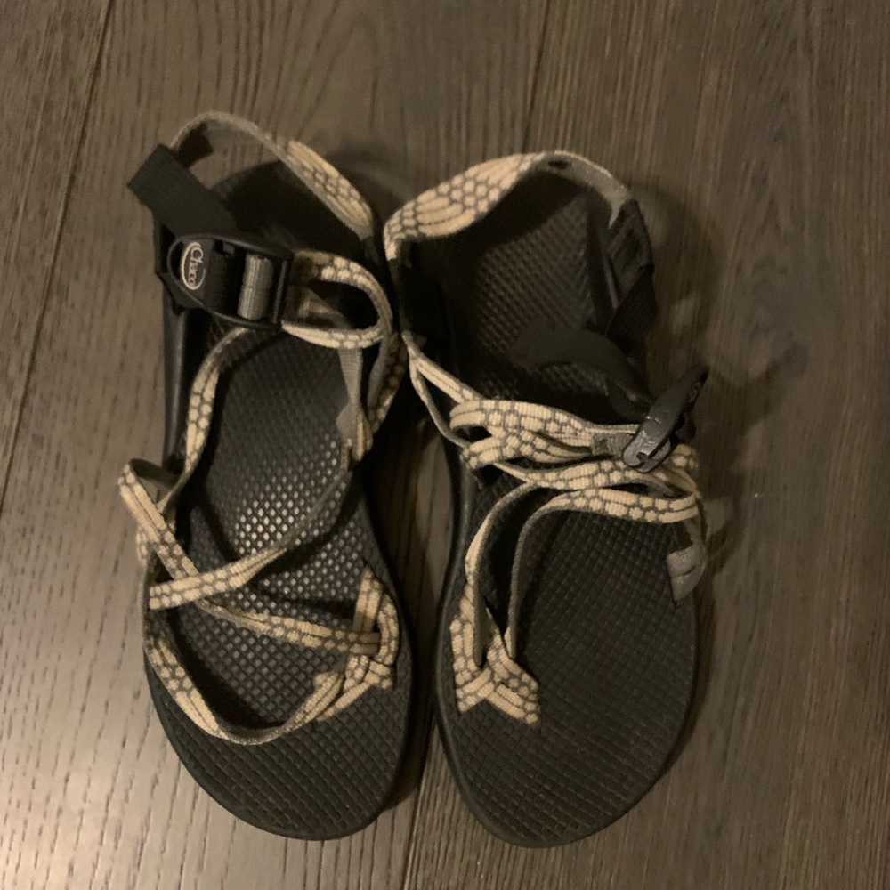 crossed toe Chacos